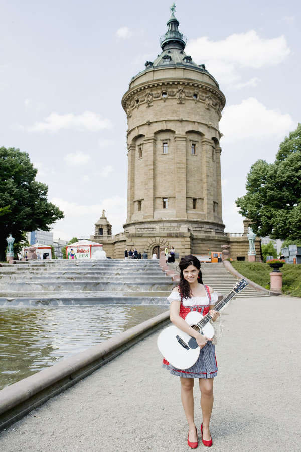 Jodelpop-Sängerin Maria Reiser gibt einen musikalischen Vorgeschmack auf die Veranstaltungsreihe weiß-blauer Wasserturm